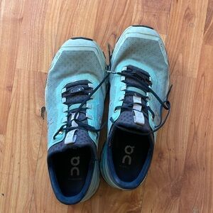 Size 9 women's helion on cloud